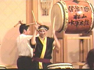 Welcome Party for Sacramento 'Taiko Group'!
Mayor Nakamura joined in the Taiko performance.
Apr. 2, 2002